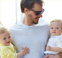 Papa et ses deux bébés Papa et ses deux bébés