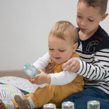 Bouteille sensorielle - coquillages bleus et roses - L'Atelier Gigogne - apaiser les petites et grandes émotions de votre enfant VIOLET 4 - vertbaudet enfant 