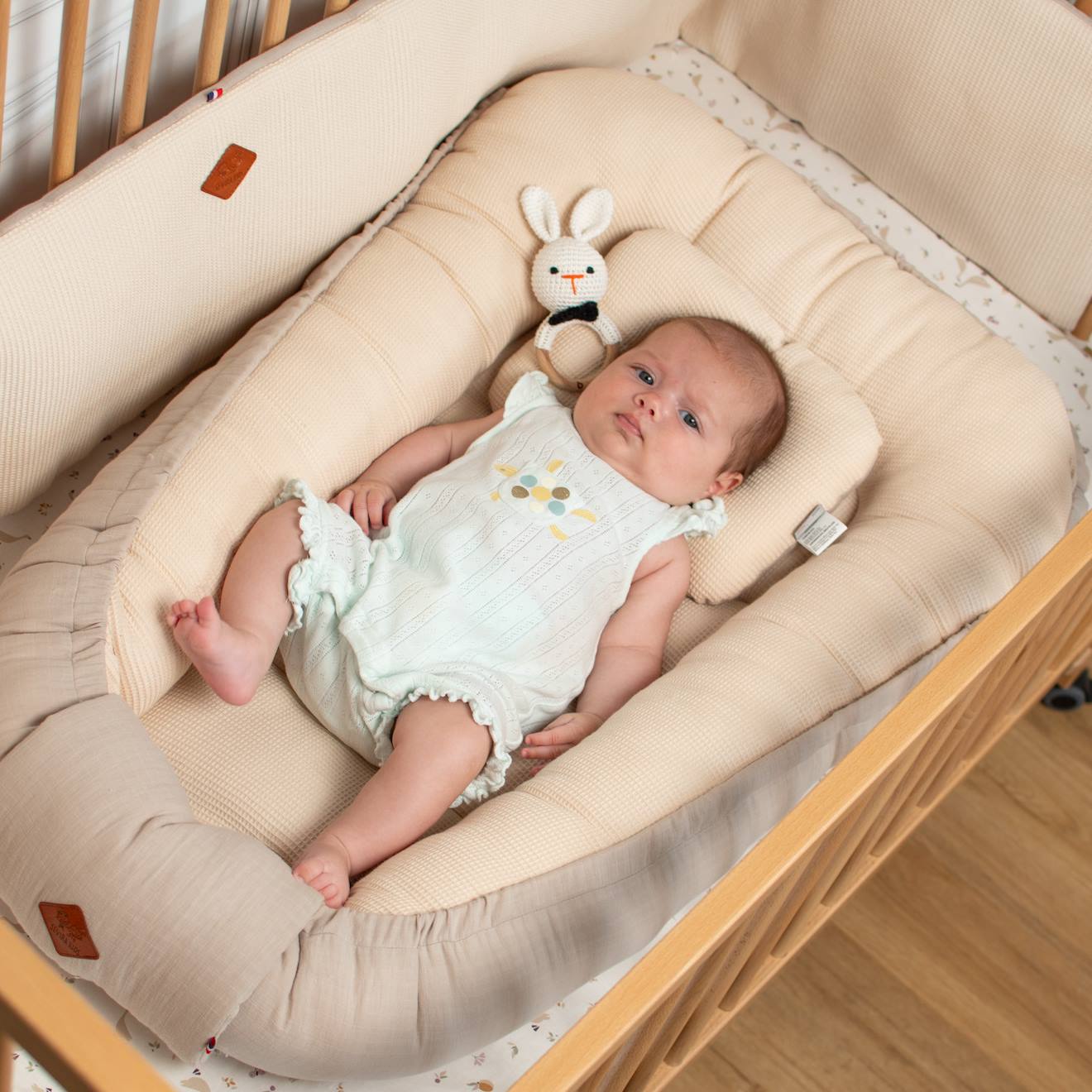 Cocon nid réducteur de lit en coton nid d'abeille beige Sevira Kids