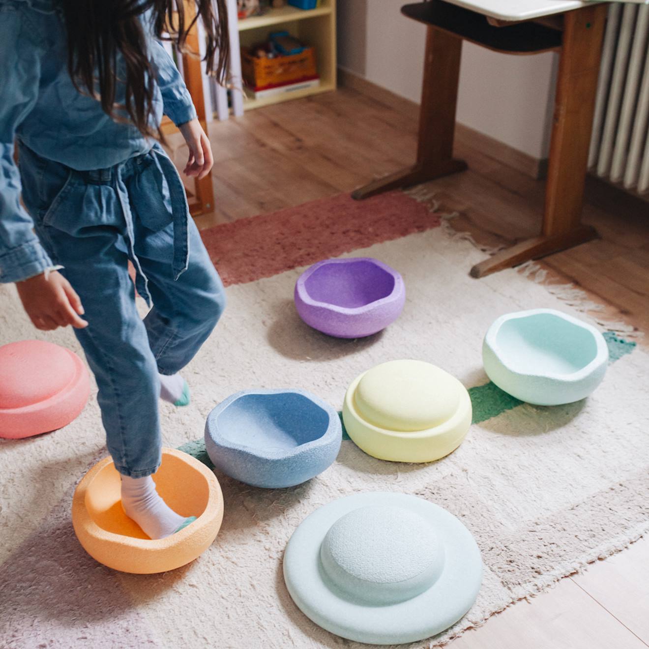 Cube de motricité pastel | small foot Jouets en bois