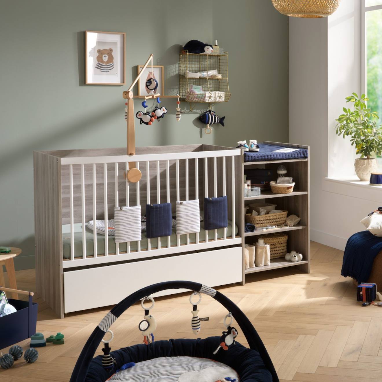 Lit+Bebe+Combine+evolutif+En+Decor+Bois+Avec+Commode+a+Langer+etagere+-+Up+Gris