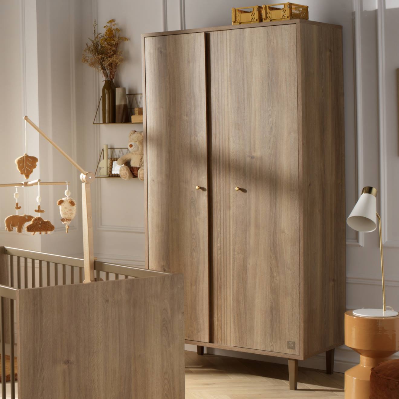 Armoire 2 Portes Avec Détail Imitation Bois Texturé Et Pieds Bois - Mokka Marron