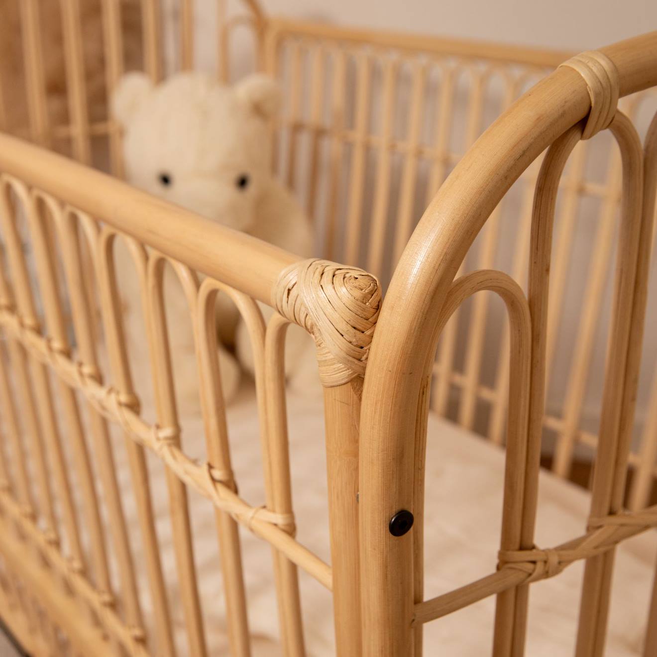 Lit Bébé Évolutif Noir - Java Rotin Blanchi (Saudara) - Image 2