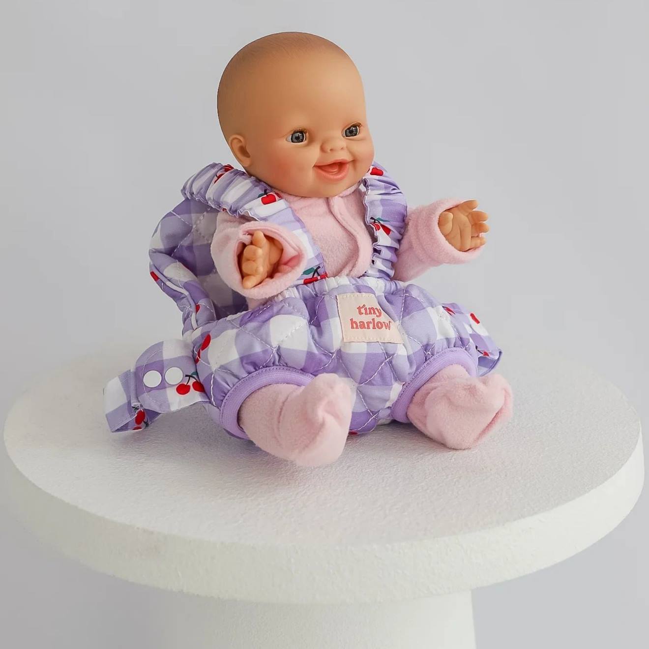 Porte Bébé Pour Poupée Cerise Blanc, Violet, Rouge (Tiny Harlow) - Image 1