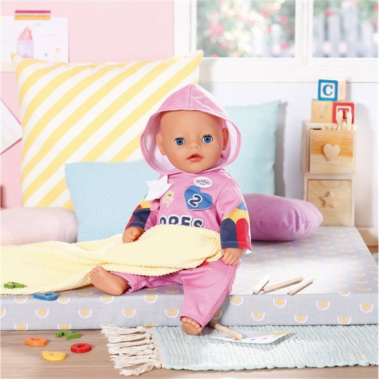 Baby Born Kindergarten Combinaison Une Pièce Et Badges Pour Les Poupées De 36cm Rose