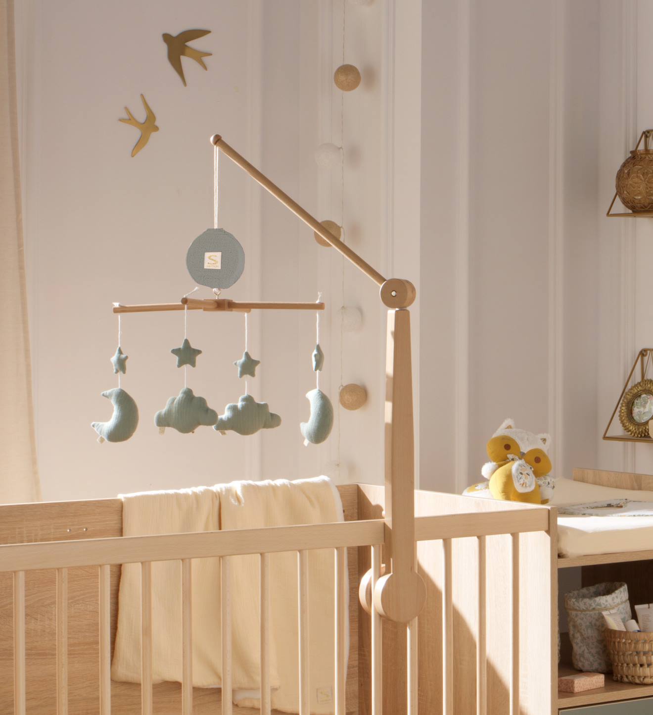Mobile Musical Bébé En Bois Avec 4 Jouets - Uni Petale Vert (Sauthon) - Image 2