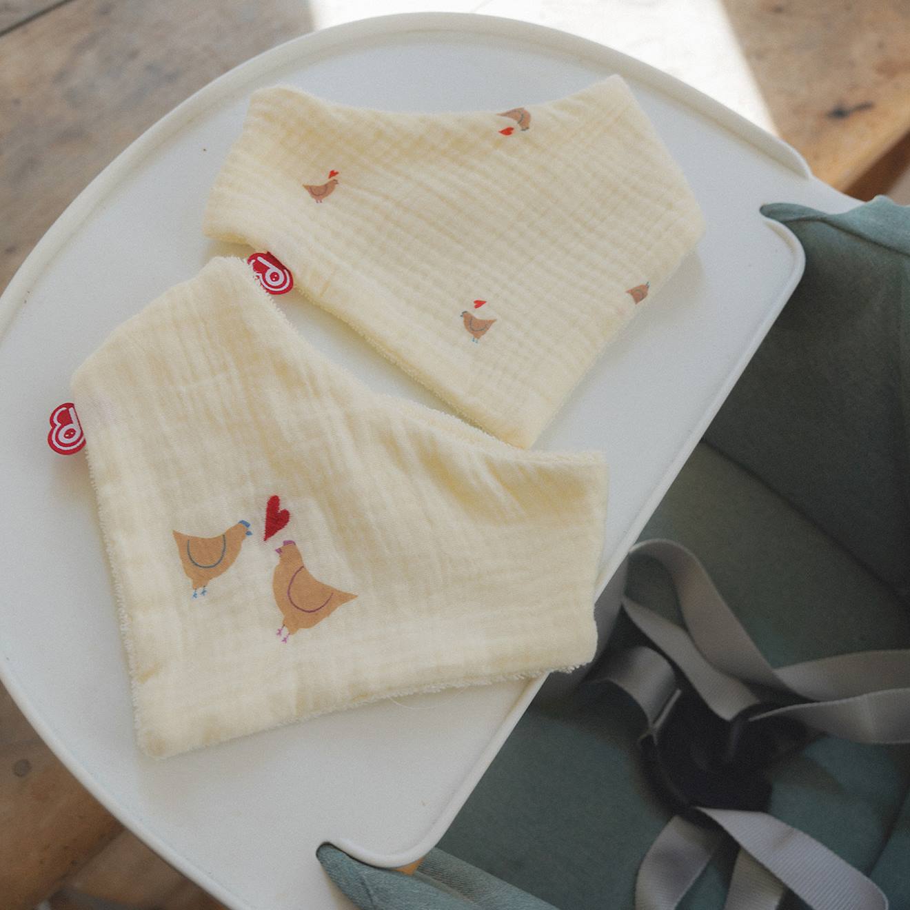 Lot 2 Bavoirs Bandanas Love Beige (Domiva) - Image 1