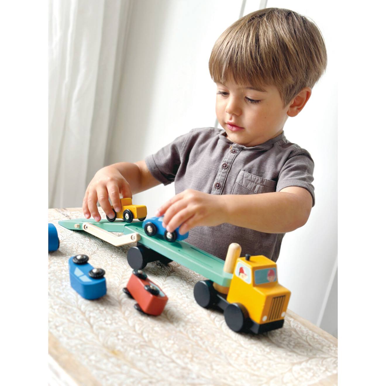 TOWO Camion transporteur en bois, remorque double pont avec 4 voitures | Camion en bois avec remorque à double pont et 4 voitures; coffret de jeu pour véhicules, transport et imitation dès TOWO Camion transporteur en bois, remorque double pont avec 4 voitures | Camion en bois avec remorque à double pont et 4 voitures; coffret de jeu pour véhicules, transport et imitation dès
