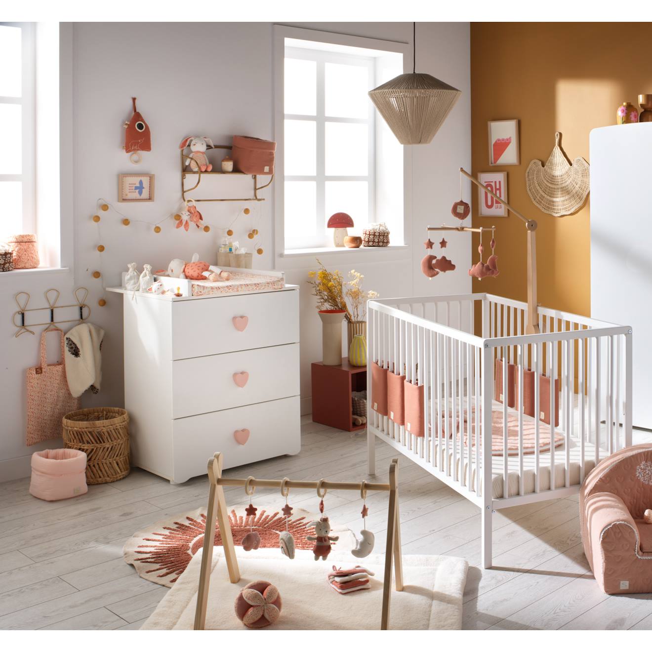 Chambre Complète Bébé Avec Lit 120x60cm À Barreaux Et Commode À Langer 3 Tiroirs - Basic Rose
