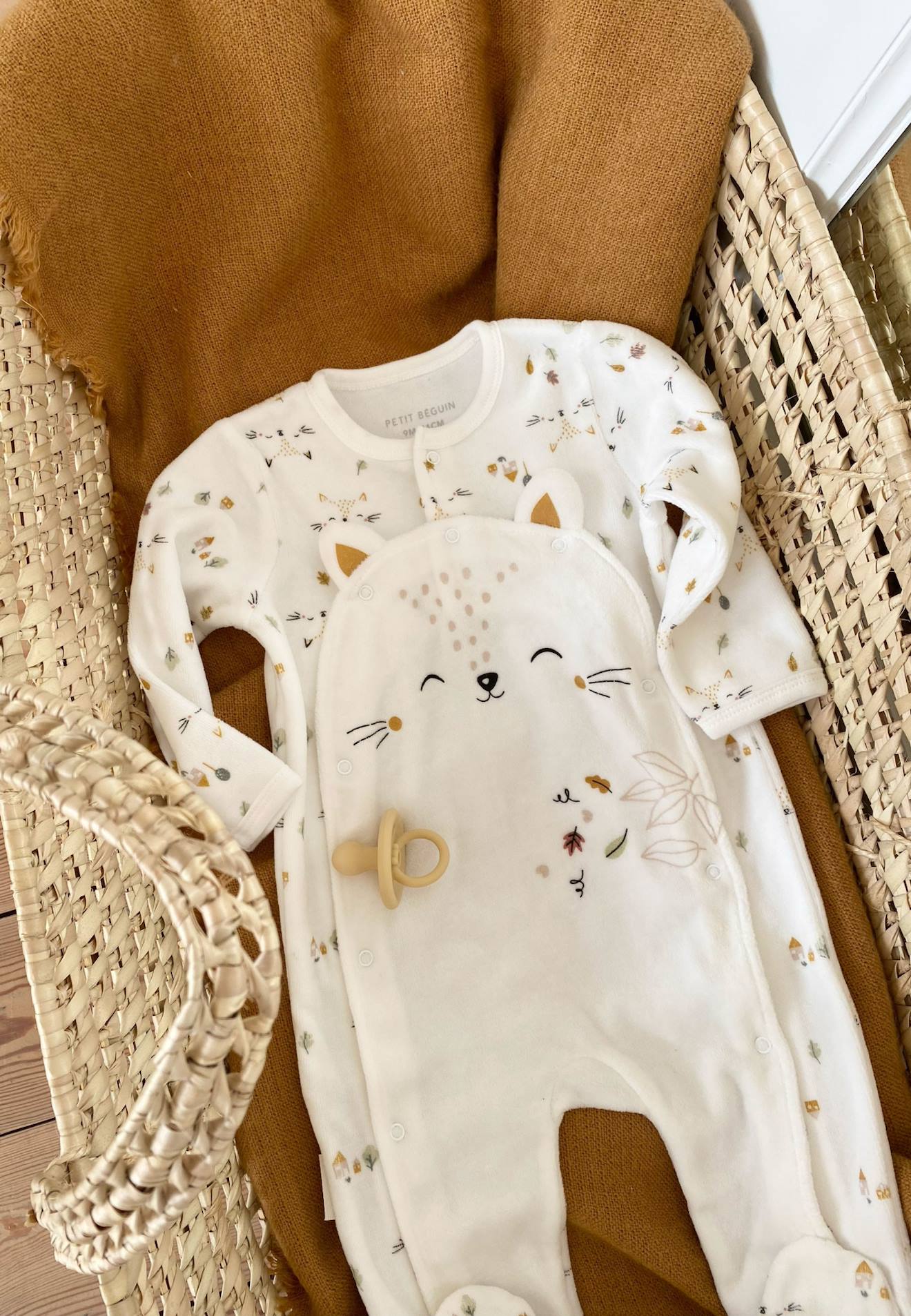 Pyjama Bébé En Velours Ouverture Pont Bisous Ecru