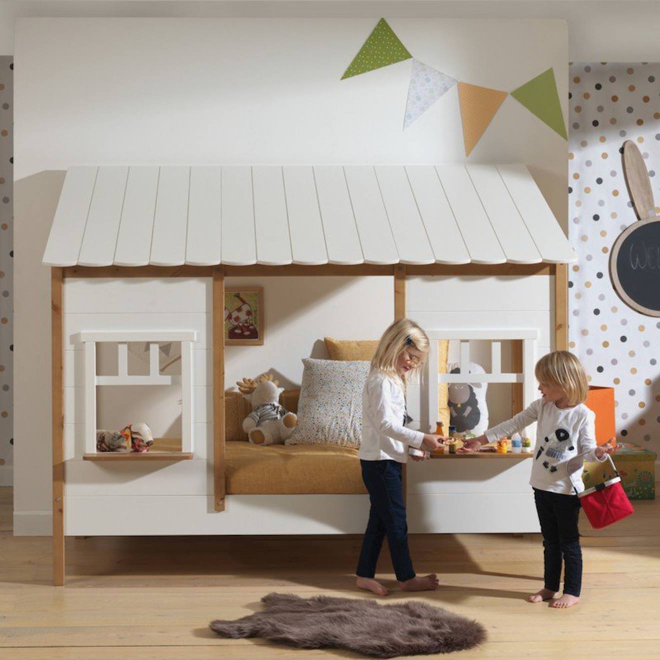 Lit cabane Henrik blanc et bois 90 × 200 cm avec façade en pin
