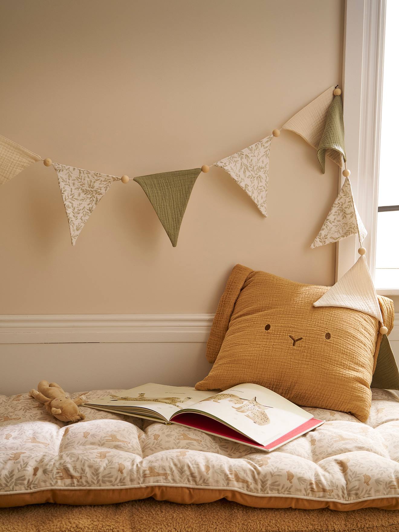 Guirlande De Pompons à Suspendre – Bannière à Pompons Avec Perles En Bois, Décoration Murale Pour Chambre D'enfant, Chambre D'enfant, Salle De Fête, Anniversaire (38,1 Cm) (marron Et Vert