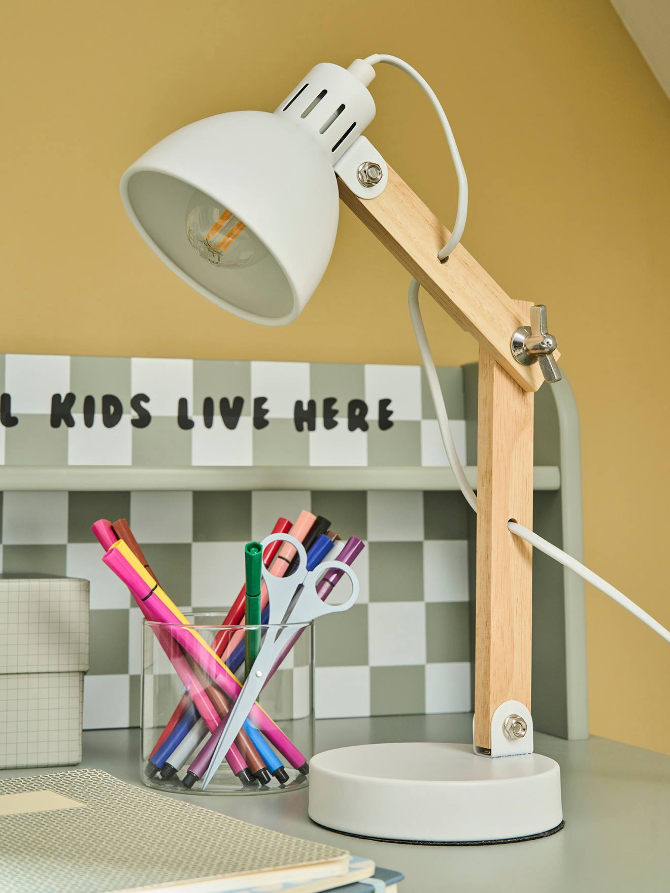 Lampe à poser articulée en bois et métal blanc