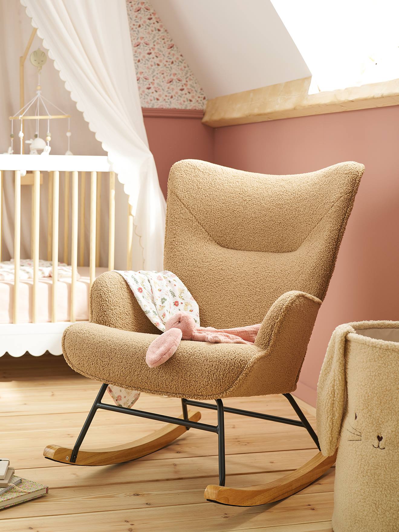 Fauteuil d'allaitement à bascule en tissu bouclette moka