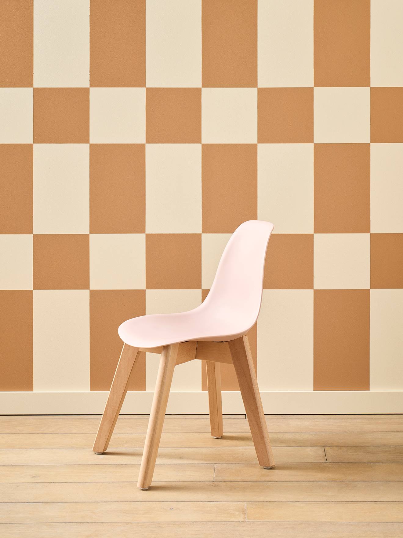 Chaise maternelle design scandinave rose