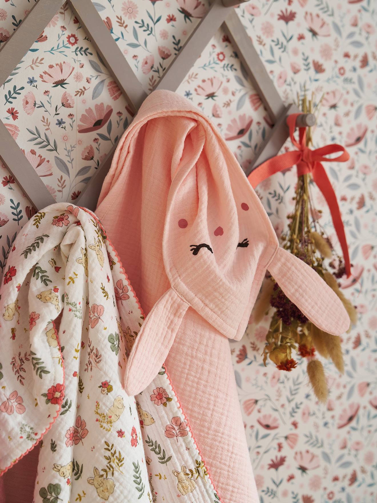 Lot de 3 langes en gaze de coton LAPIN ENCHANTÉ lot rose (Vertbaudet) - Image 1