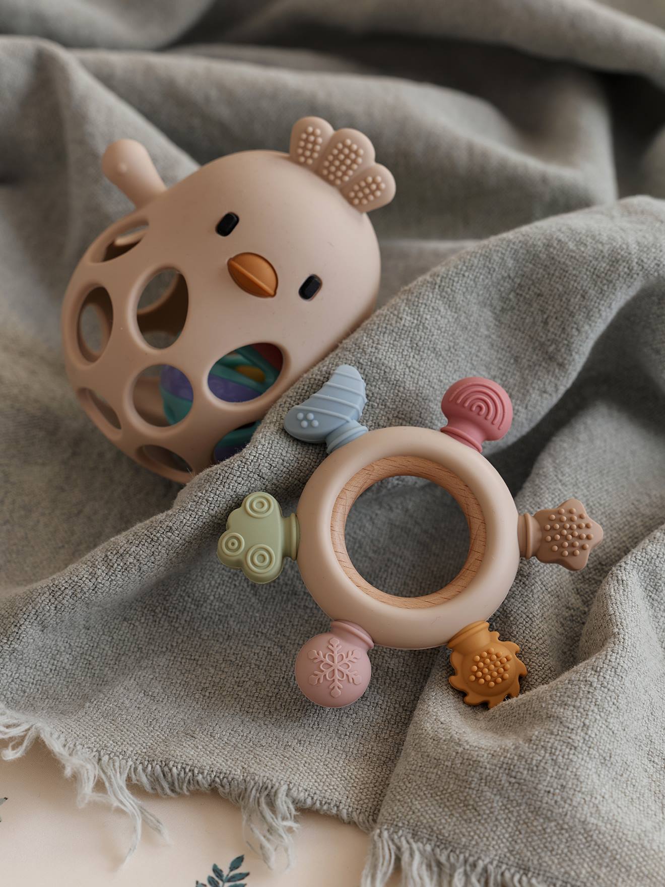 Hochet poussin en silicone écru (Vertbaudet) - Image 1