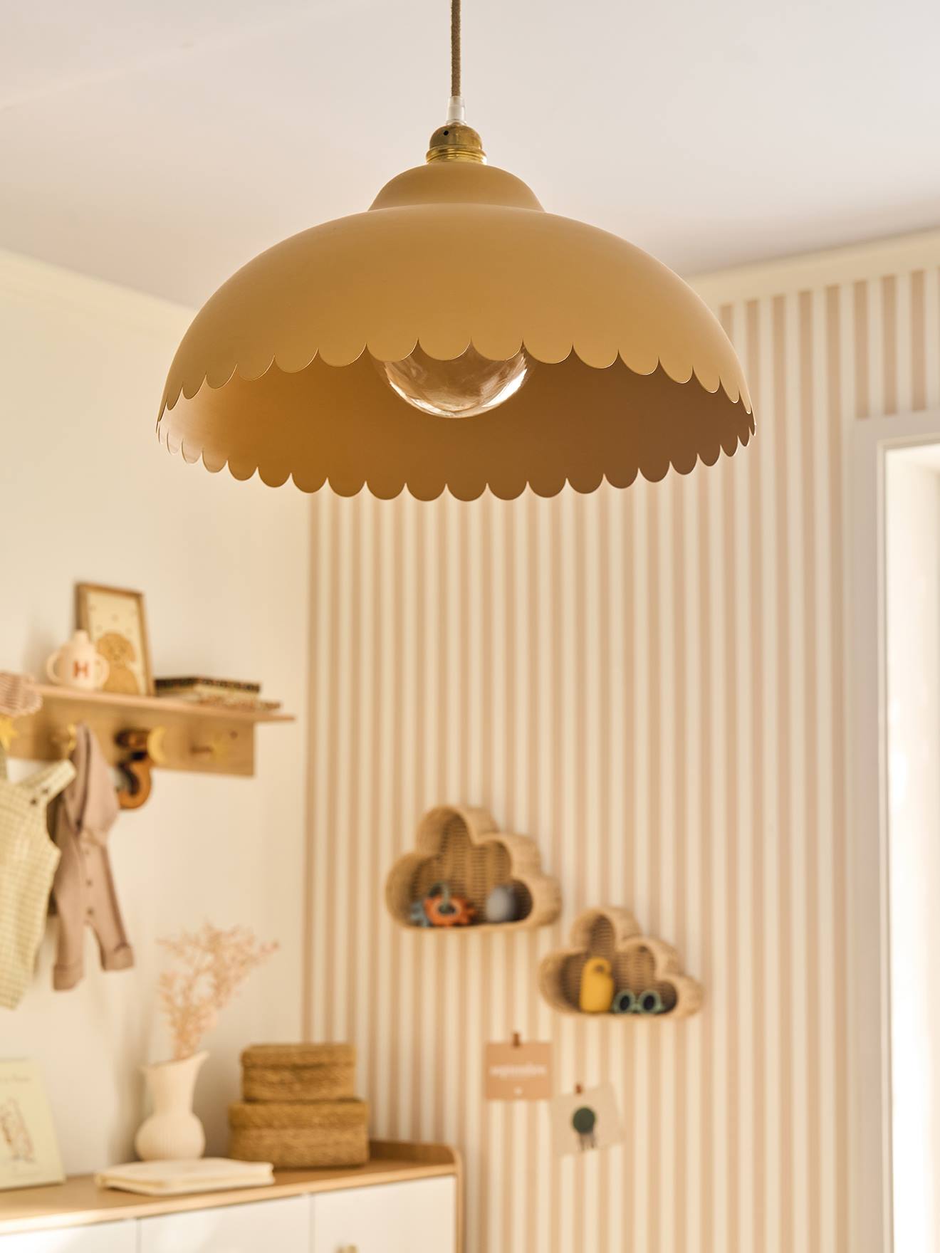 Abat-jour pour suspension en métal, détail feston cannelle