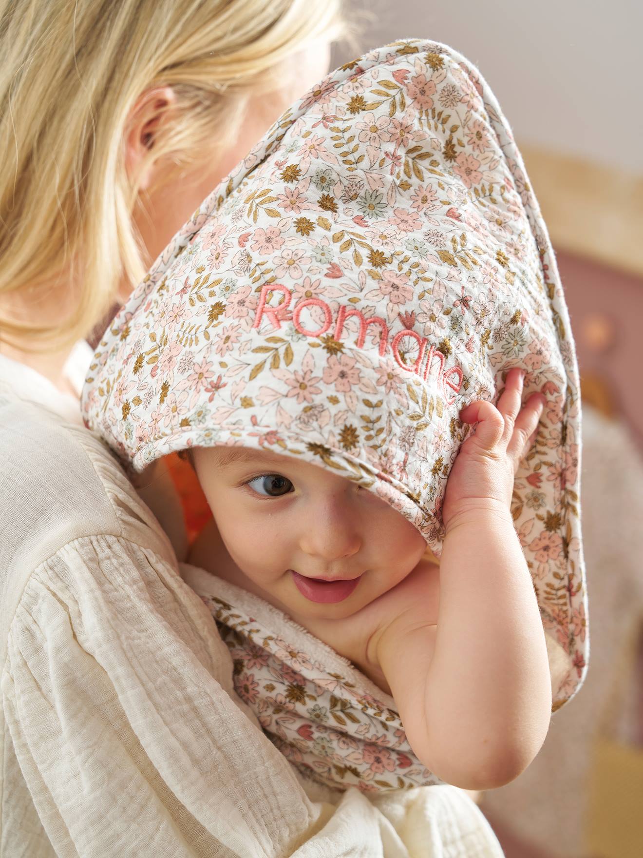Cape de bain gaze de coton personnalisable + gant de toilette FLORA blanc imprimé (Vertbaudet) - Image 2
