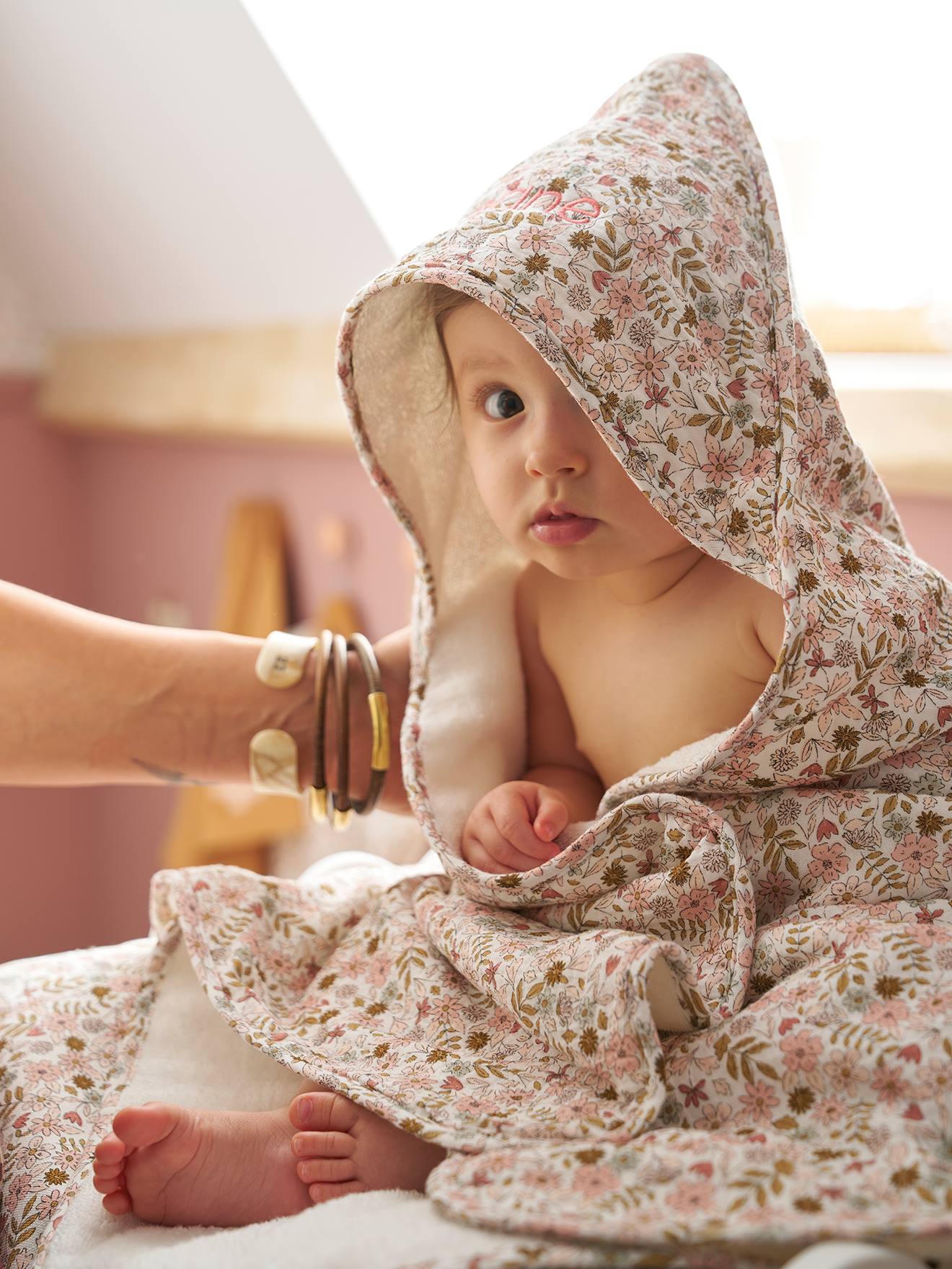 Cape de bain gaze de coton personnalisable + gant de toilette FLORA blanc imprimé