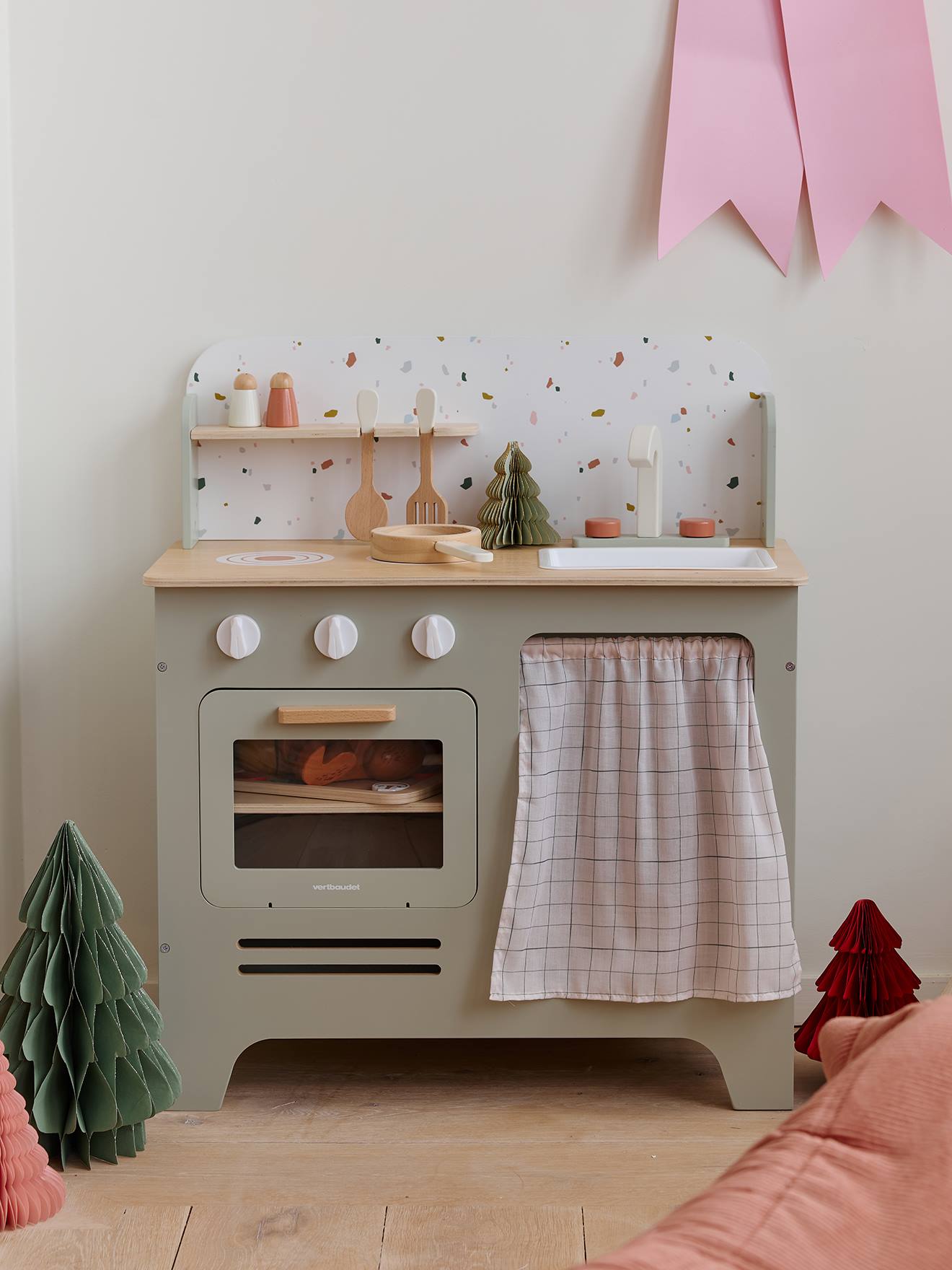 Cuisine en bois FSC® avec accessoires vert sauge