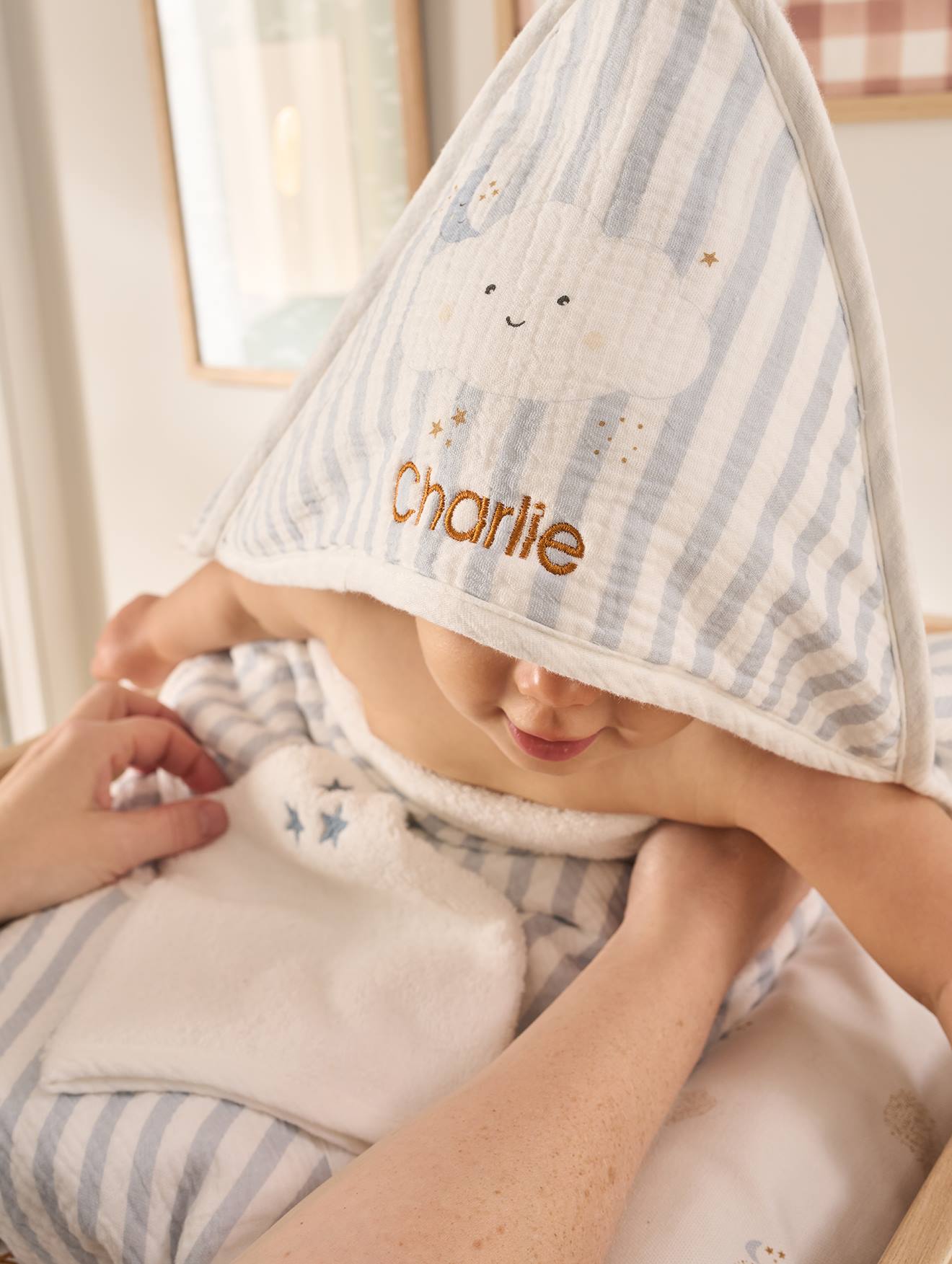 Cape de bain personnalisable + gant de toilette DANS LES NUAGES rayé bleu