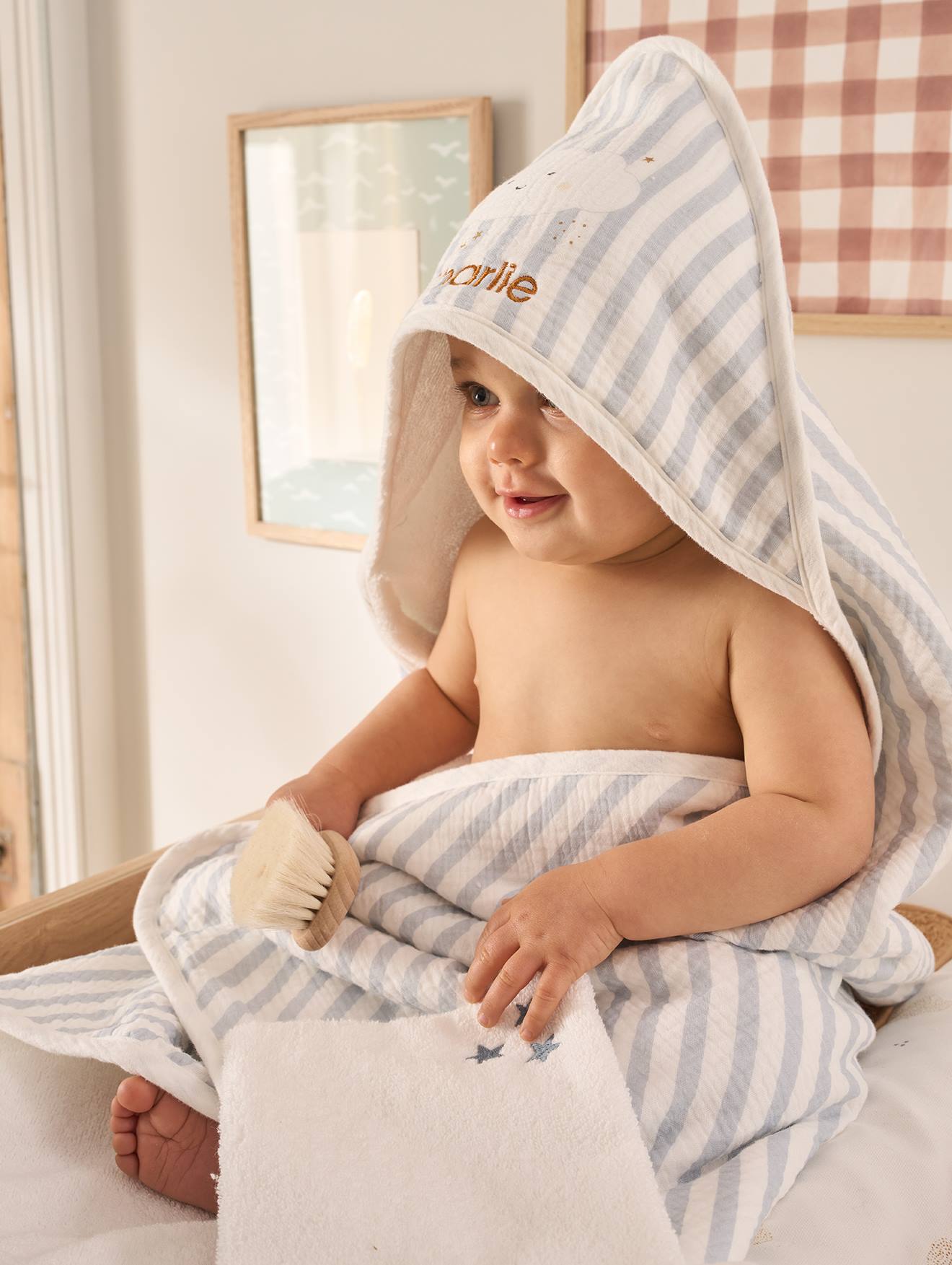 Cape de bain personnalisable + gant de toilette DANS LES NUAGES rayé bleu (Vertbaudet) - Image 1