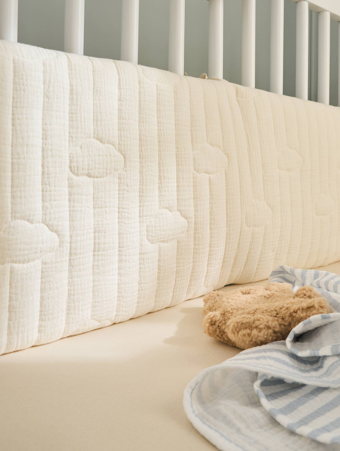 Tour de lit / pare-chocs DANS LES NUAGES écru