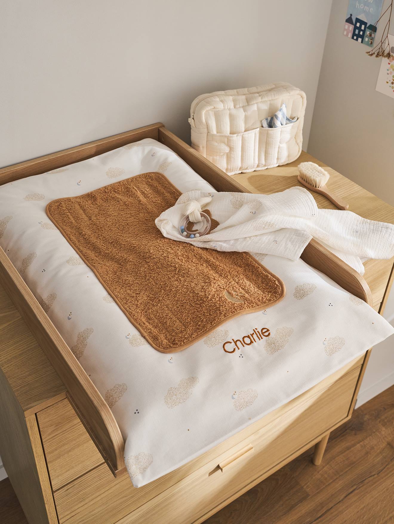 Matelas à langer et 2 tapis de change personnalisable DANS LES NUAGES blanc imprimé (Vertbaudet) - Image 1