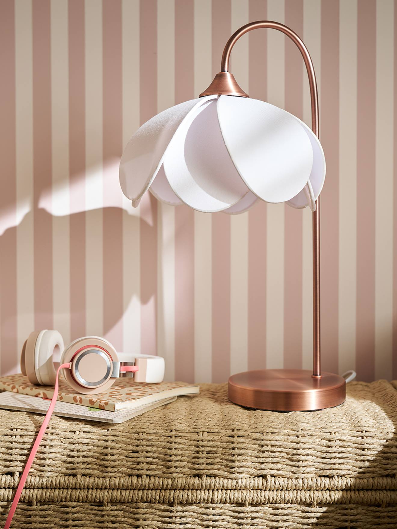 Lampe à poser abat-jour fleur pied métal beige (Vertbaudet) - Couverture