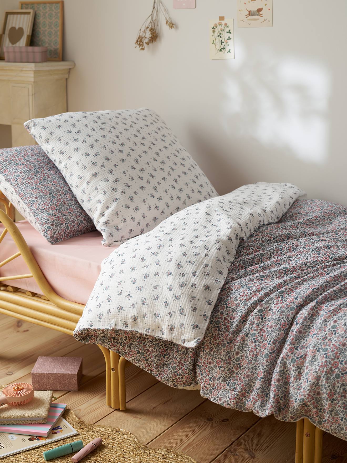 Parure housse de couette et taie d'oreiller en gaze de coton RETRO FLOWERS, avec coton recyclé rose imprimé