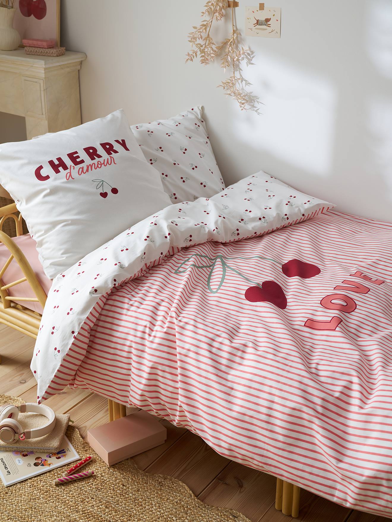 Parure housse de couette et taie d'oreiller CERISES RAYURES avec coton recyclé rayé rouge Parure housse de couette et taie d'oreiller CERISES RAYURES avec coton recyclé rayé rouge