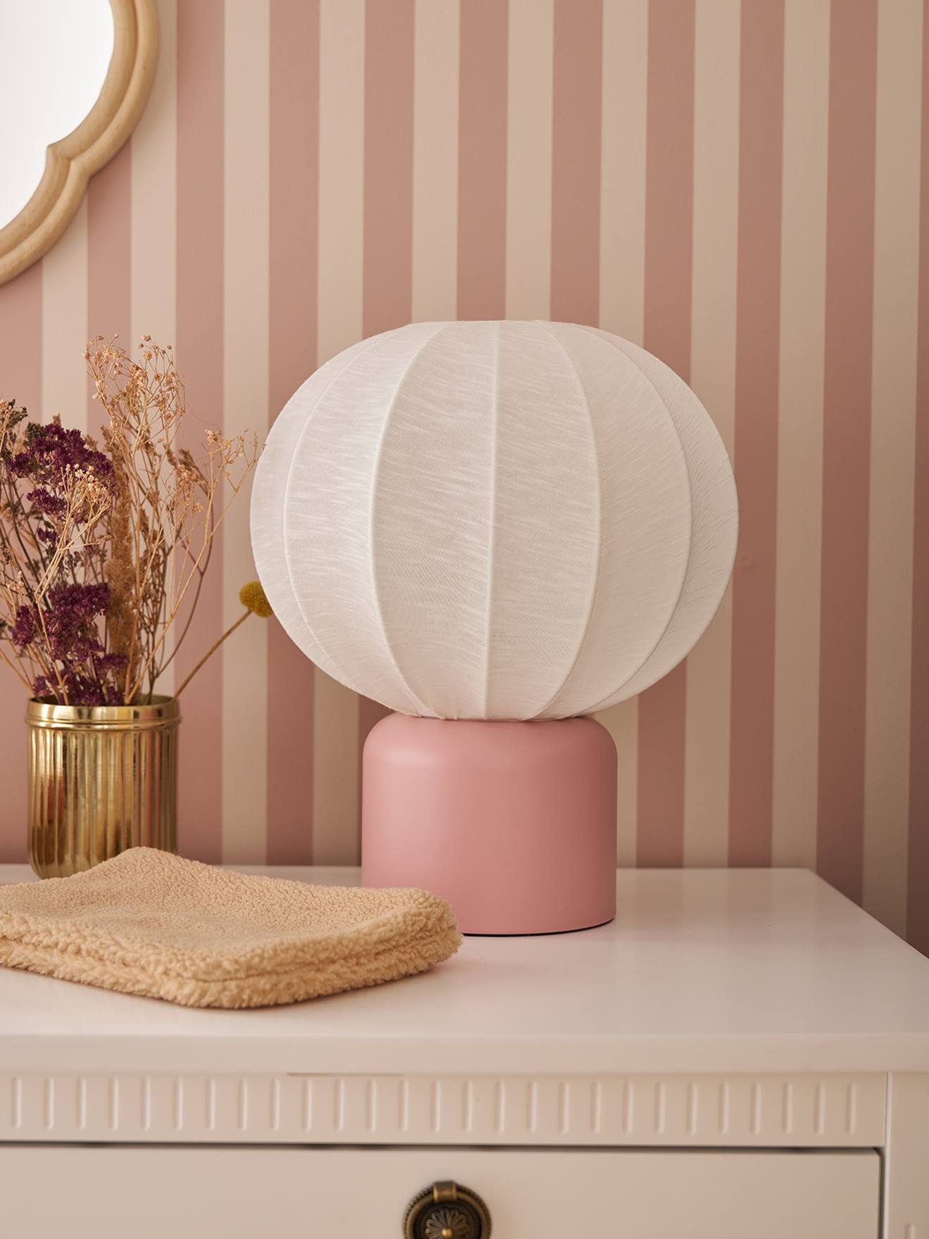 Lampe à poser forme boule pied métal rose (Vertbaudet) - Couverture