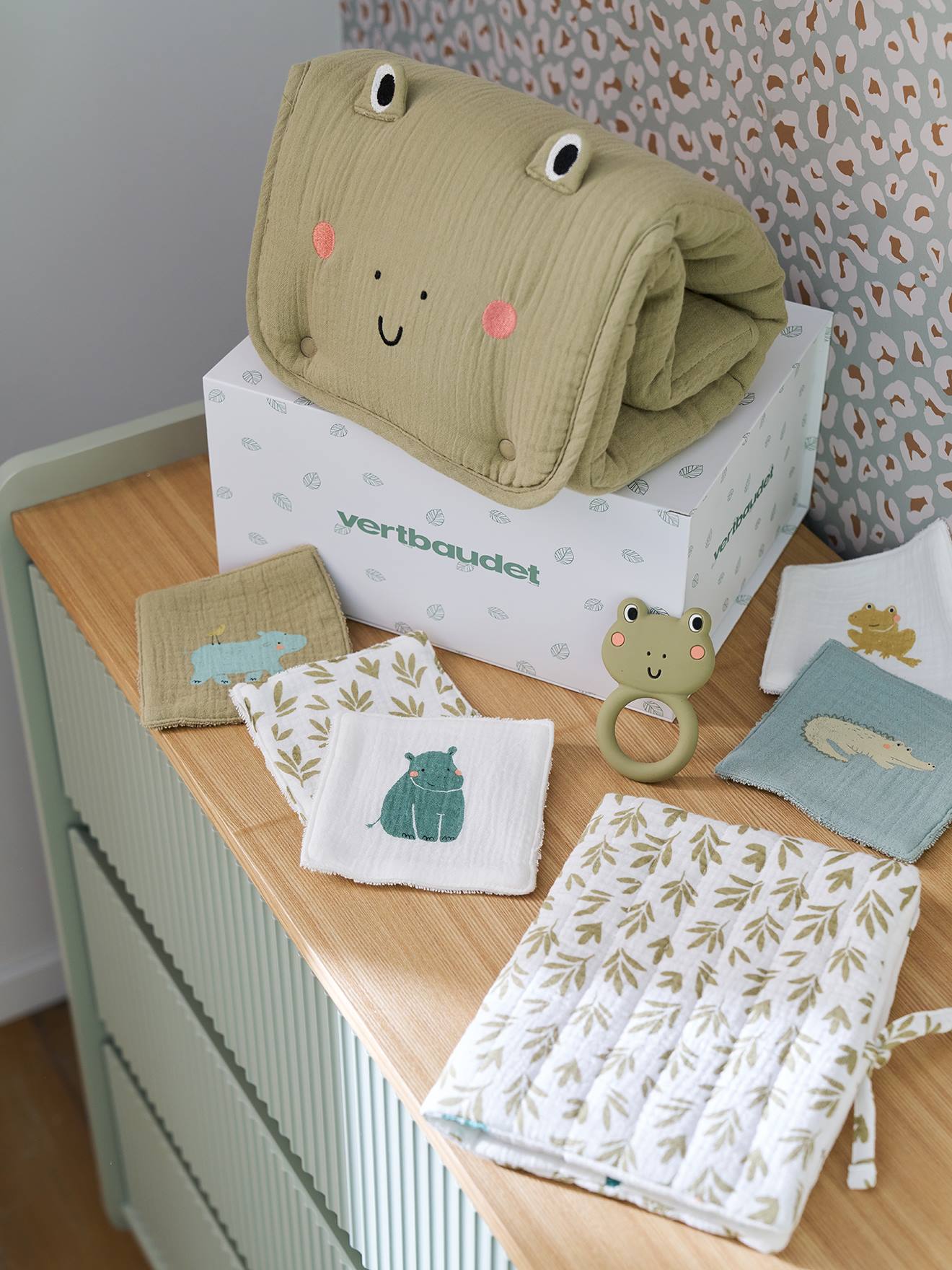 Coffret cadeau naissance 8 pièces : 1 hochet, 1 tapis à langer nomade, 5 lingettes, 1 pochette bayou