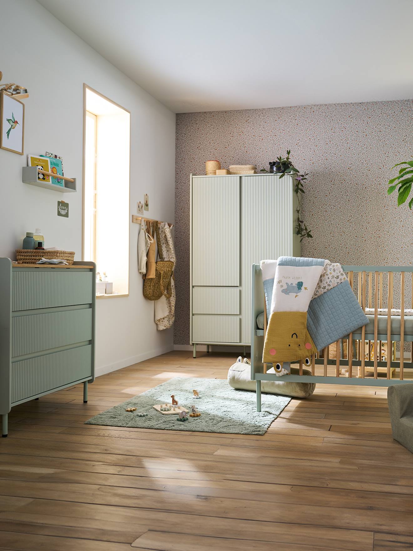 Lit bébé cannelé évolutif 70x140cm vert (Vertbaudet) - Image 2