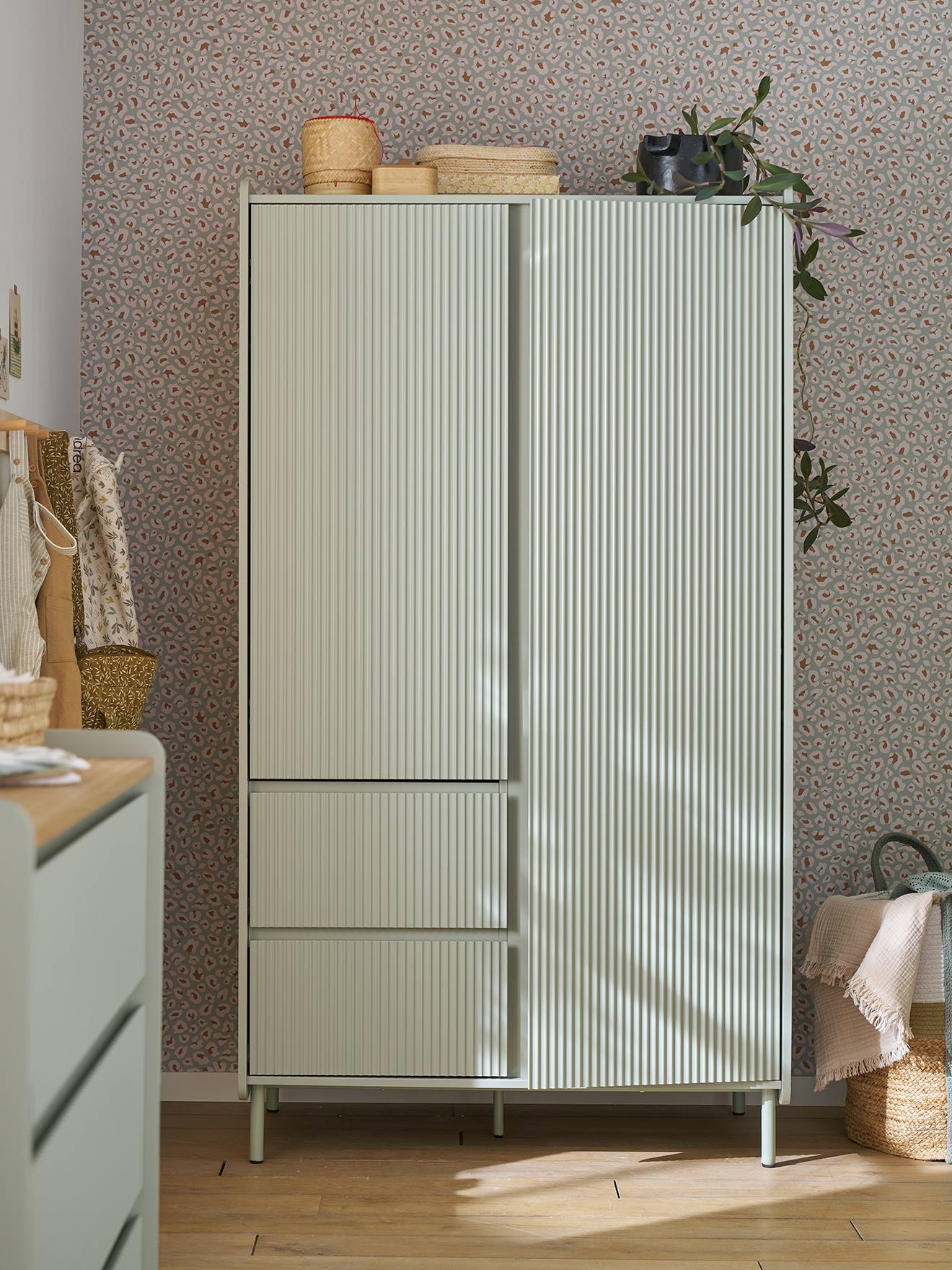 Armoire 2 portes 2 tiroirs cannelé vert