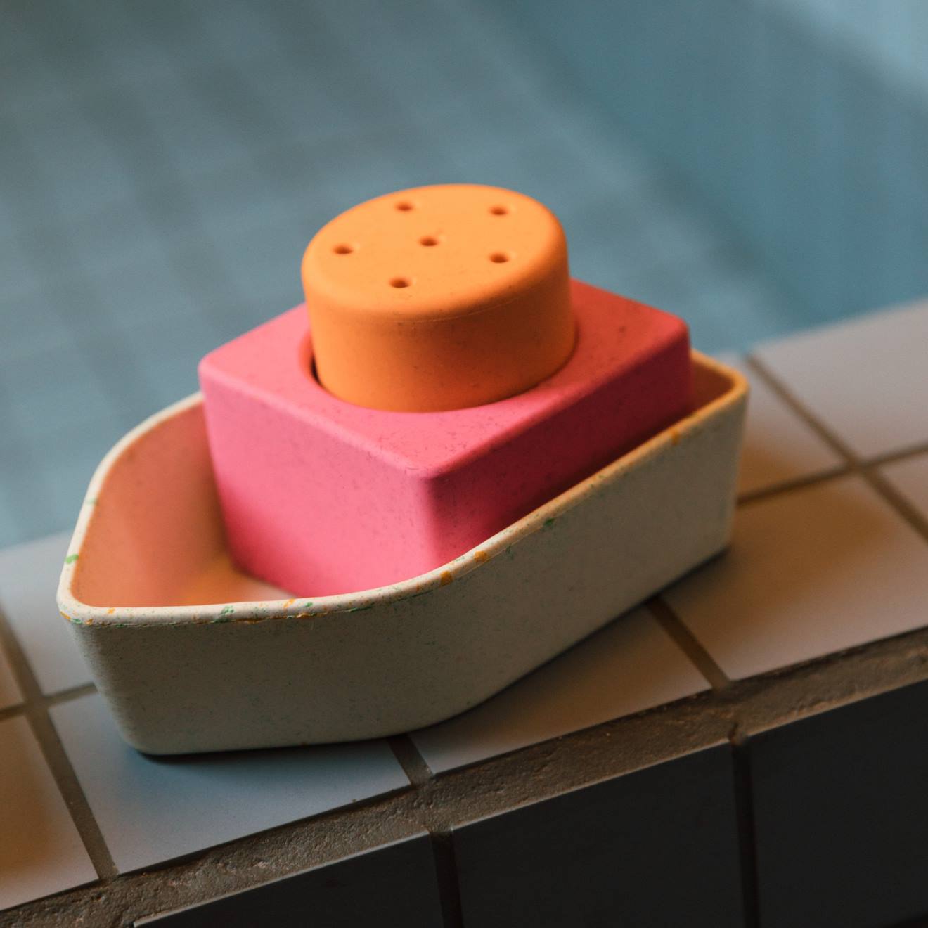 Jouet De Bain Bateau En Caoutchouc Orange Orange, Rose, Écru (Oli and Carol) - Image 1