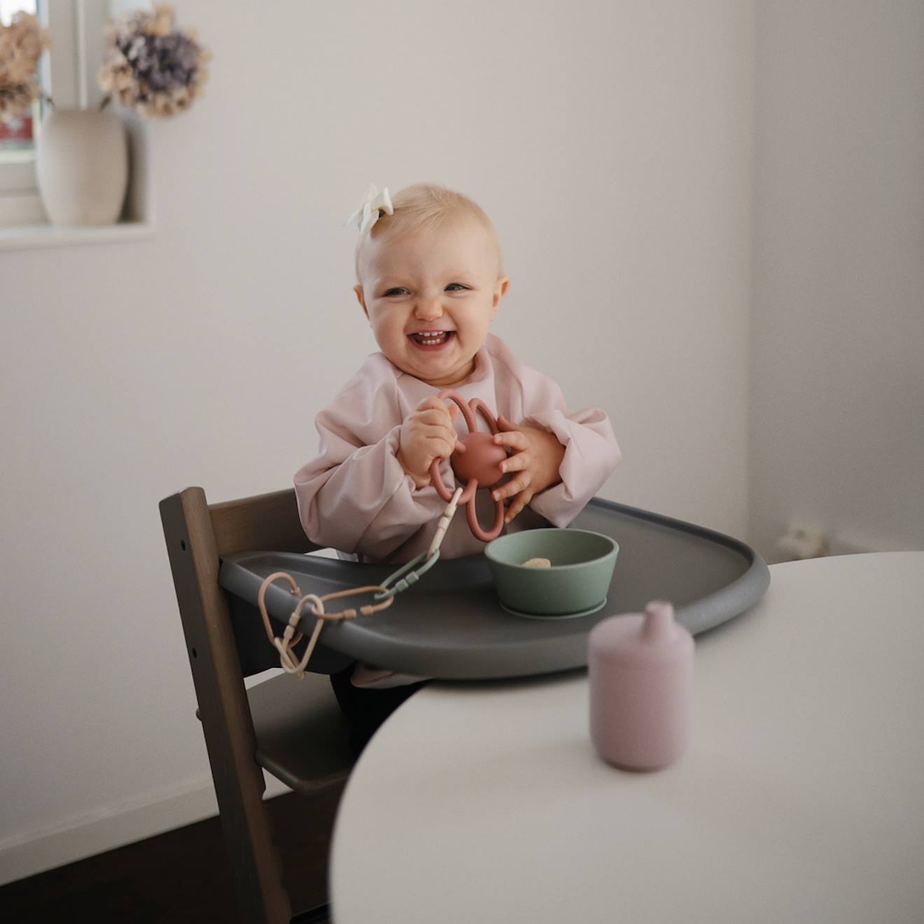 Bavoir Bébé Manches Longues Imperméable – Protection Repas Avec Poche Récupératrice Rose (Mushie) - Image 1