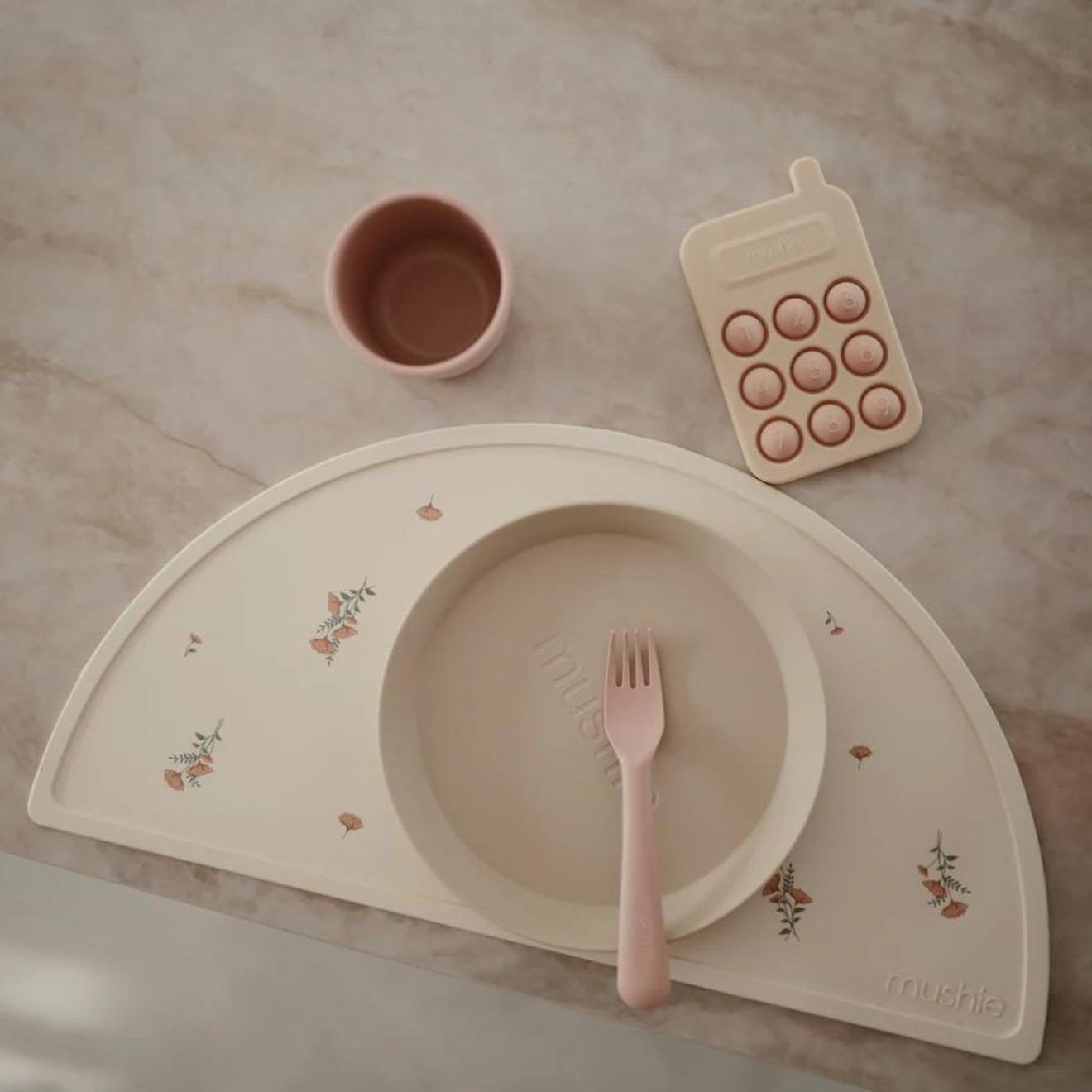 Set De Table En Silicone Pink Flowers Ecru, Rose (Mushie) - Image 2