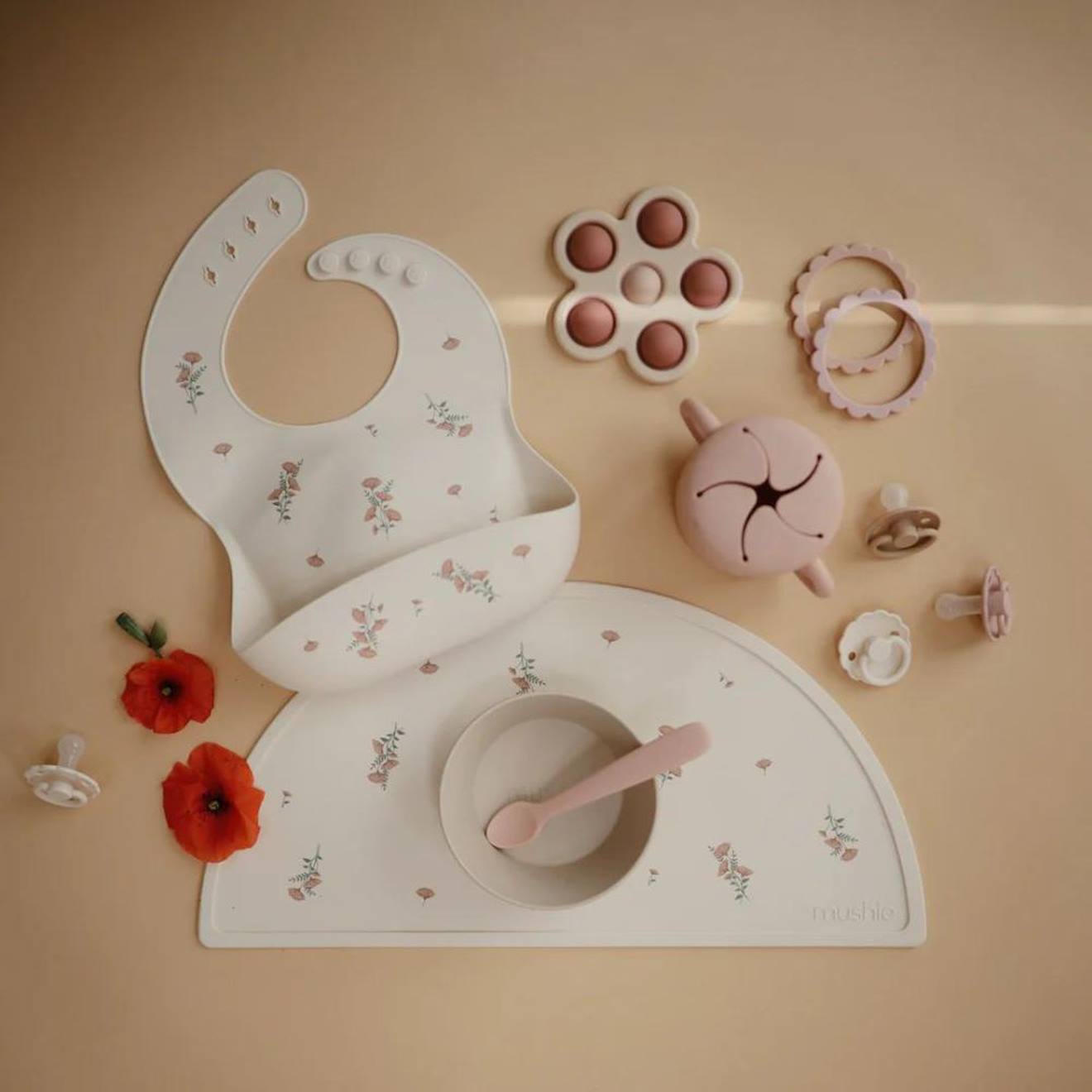 Set De Table En Silicone Pink Flowers Ecru, Rose (Mushie) - Image 1