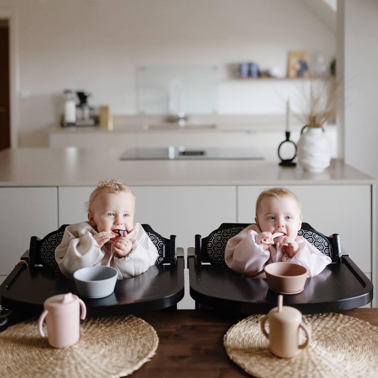 Bavoir Bébé Manches Longues Imperméable – Protection Repas Avec Poche Récupératrice Rose (Mushie) - Image 2