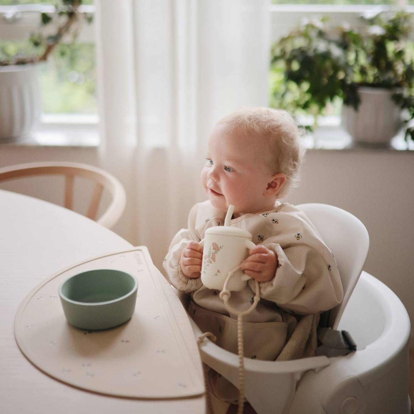 Tasse D’apprentissage Bébé En Silicone Avec Paille – Douce Pour Les Gencives Dès 6 Mois Ecru, Rose, Vert (Mushie) - Image 1
