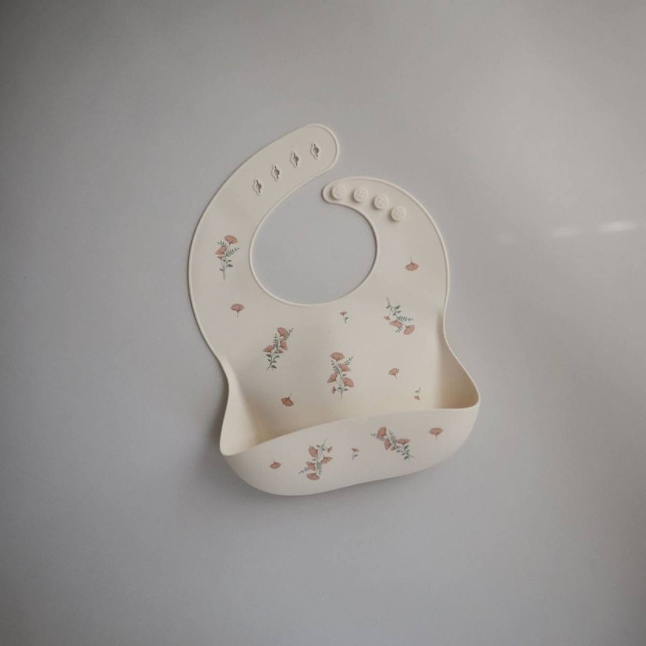 Bavoir À Poche En Silicone Rainbows Blanc Cassé, Rose, Vert (Mushie) - Image 2