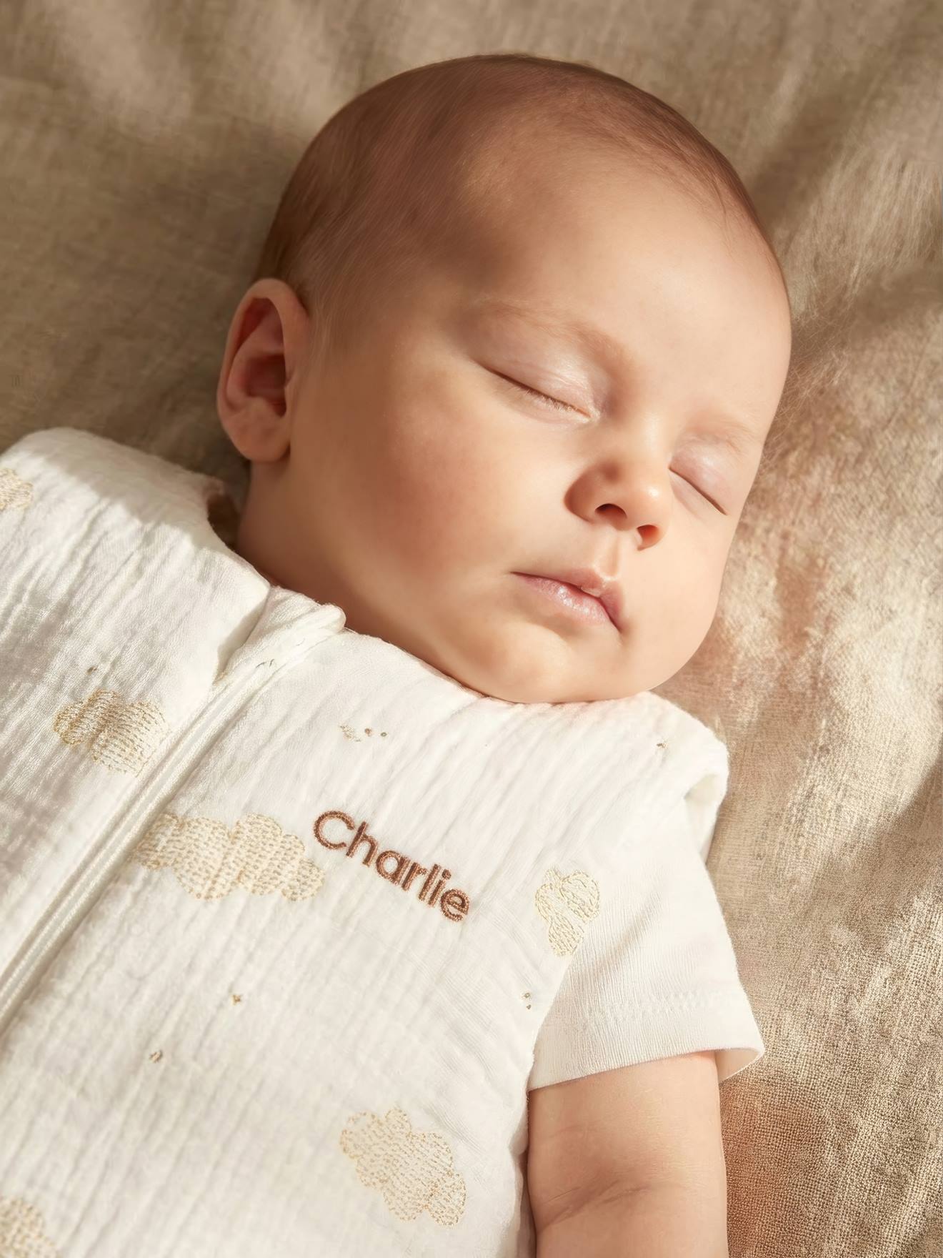 Gigoteuse sans manches ouverture centrale personnalisable DANS LES NUAGES blanc imprimé