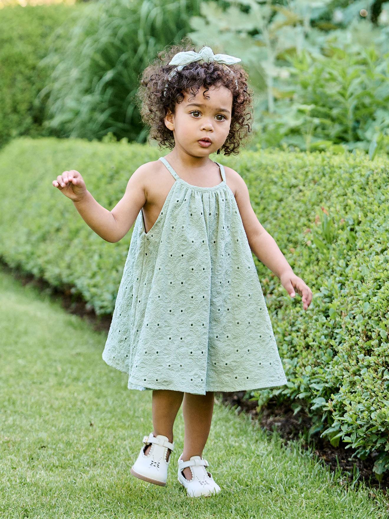 Robe broderie anglaise accessoire assorti vert sauge