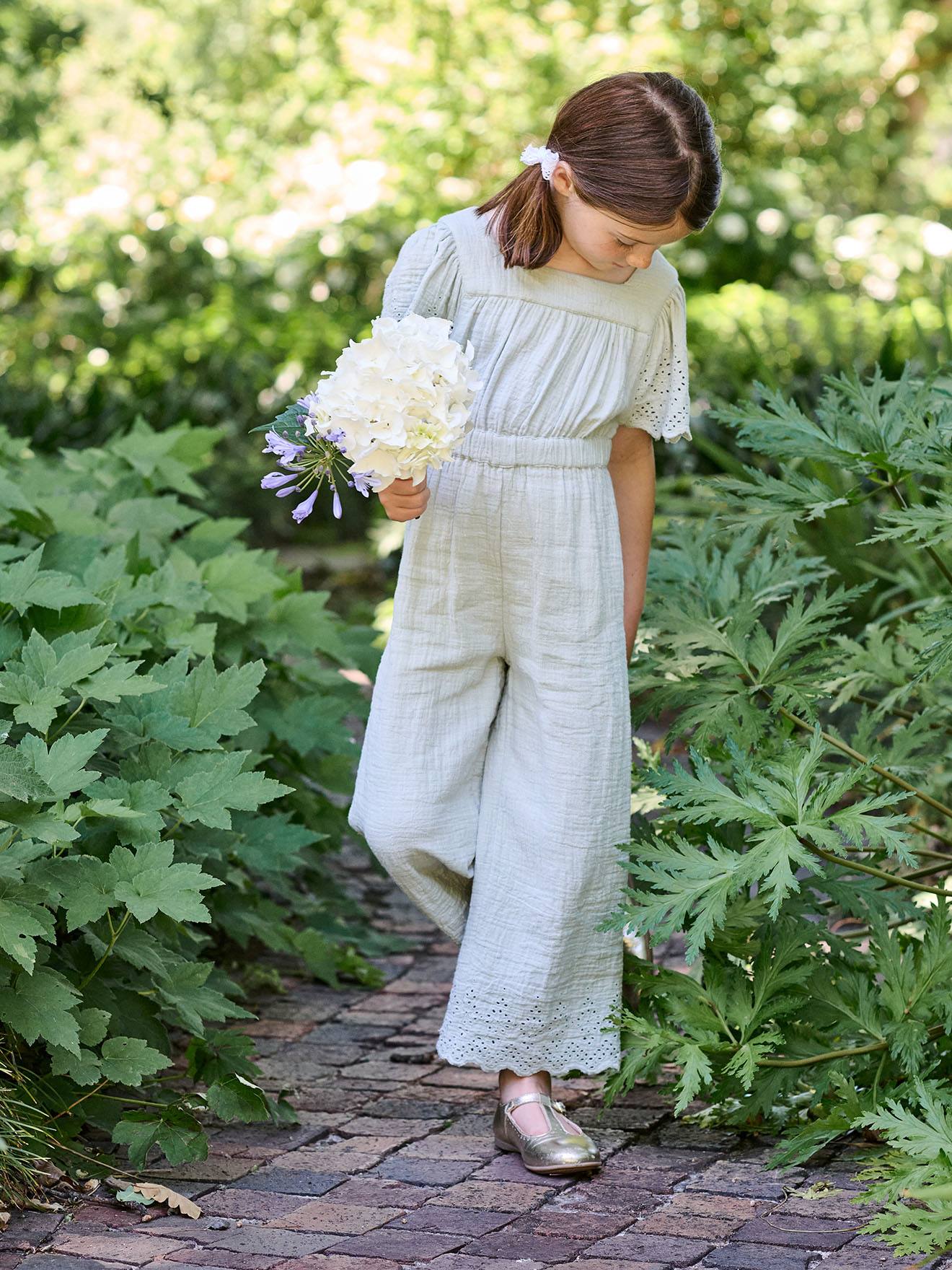 Combinaison fille en gaze de coton avec broderie vert sauge