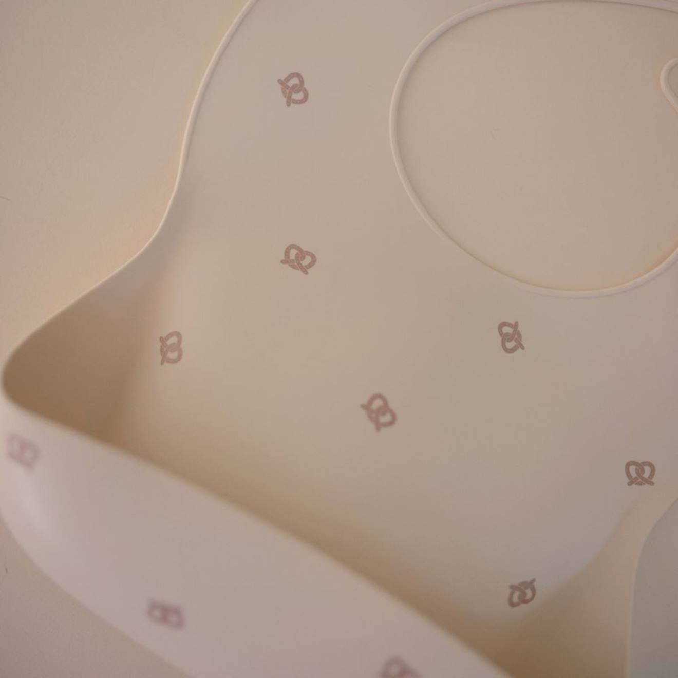 Bavoir À Poche En Silicone Pretzel Ecru, Marron (Mushie) - Image 1