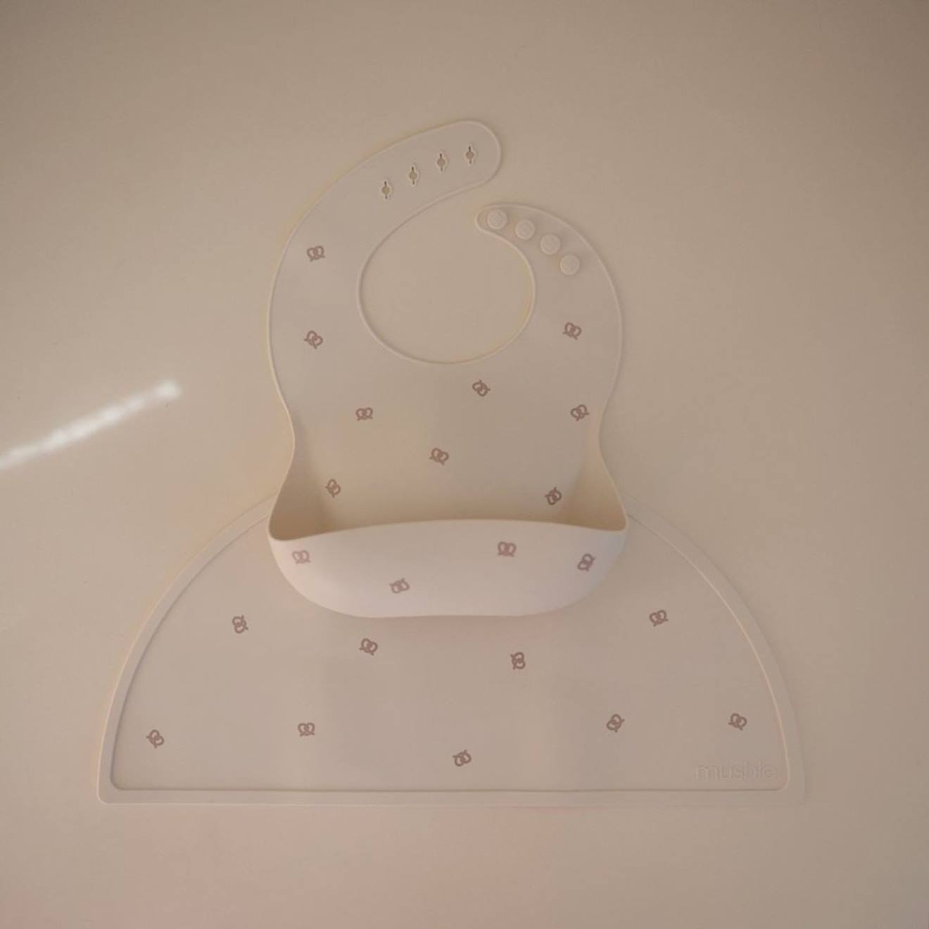 Bavoir À Poche En Silicone Pretzel Ecru, Marron (Mushie) - Image 2