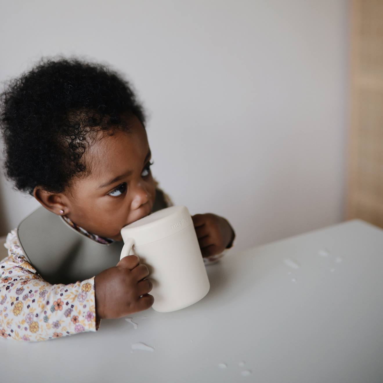 Tasse D'apprentissage En Silicone Ecru (Mushie) - Image 3