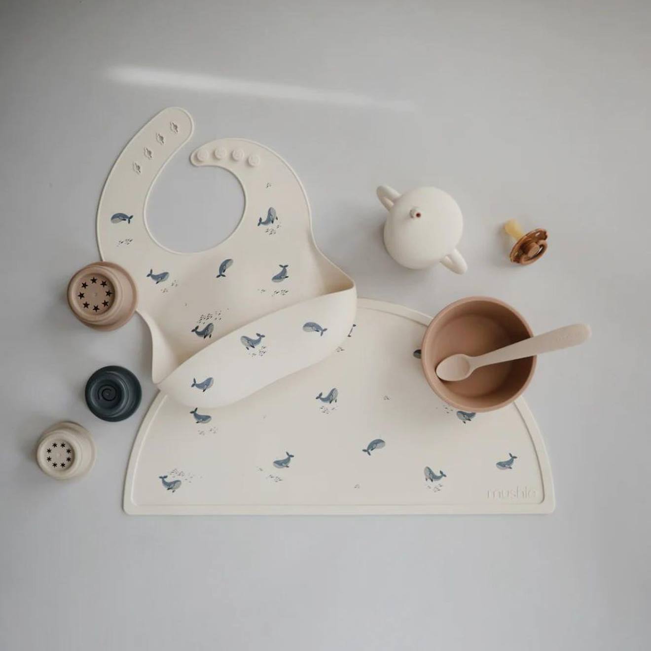 Set De Table En Silicone Baleine Blanc Cassé, Bleu (Mushie) - Image 1